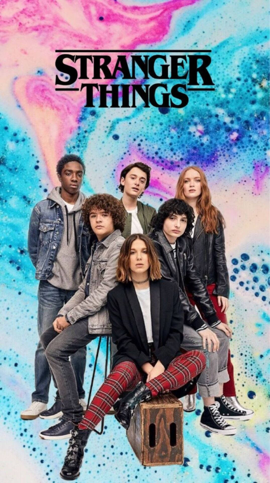 Stranger Things 3 桌布 壁紙 — 《怪奇物語》中的六個年輕角色在充滿活力的旋轉粉紅、藍色和白色油漆飛濺背景前擺姿勢。