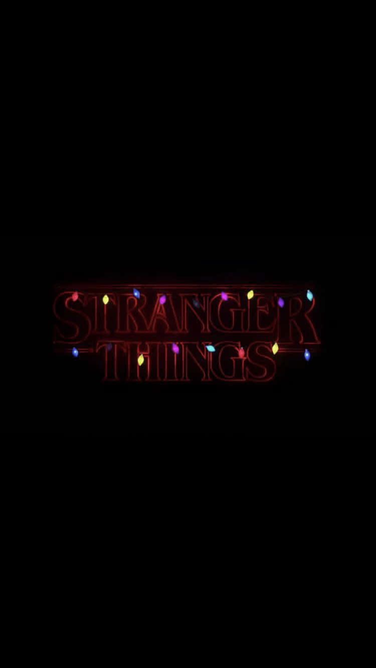 Stranger Things Girly 桌布 壁紙 — 《怪奇物語》標誌在漆黑背景上以彩色燈串閃耀發光。