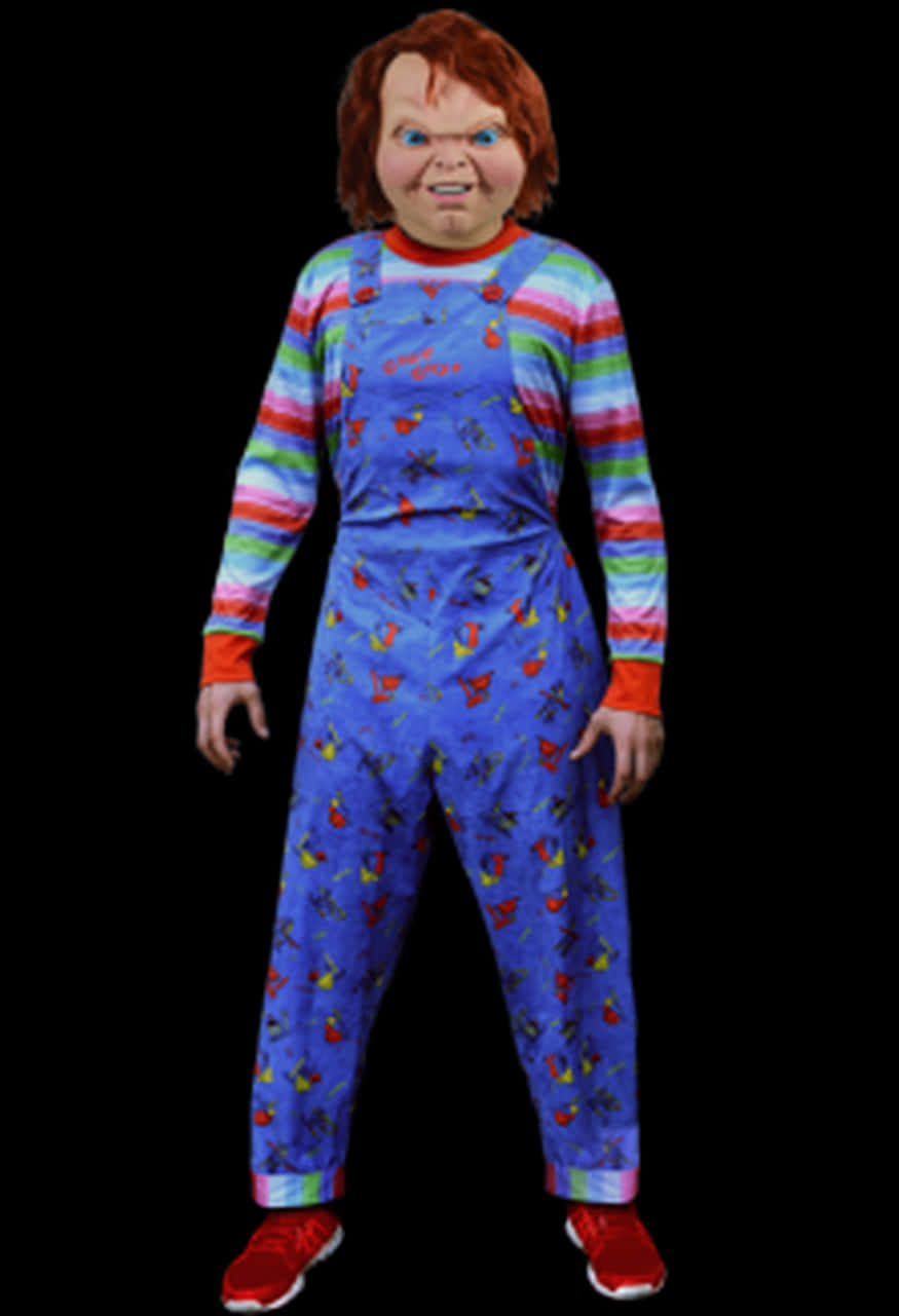 Chucky Doll 桌布 壁紙 — 恐怖娃娃Chucky全身照，身穿標誌性條紋襯衫和藍色工裝褲，背景為黑色。