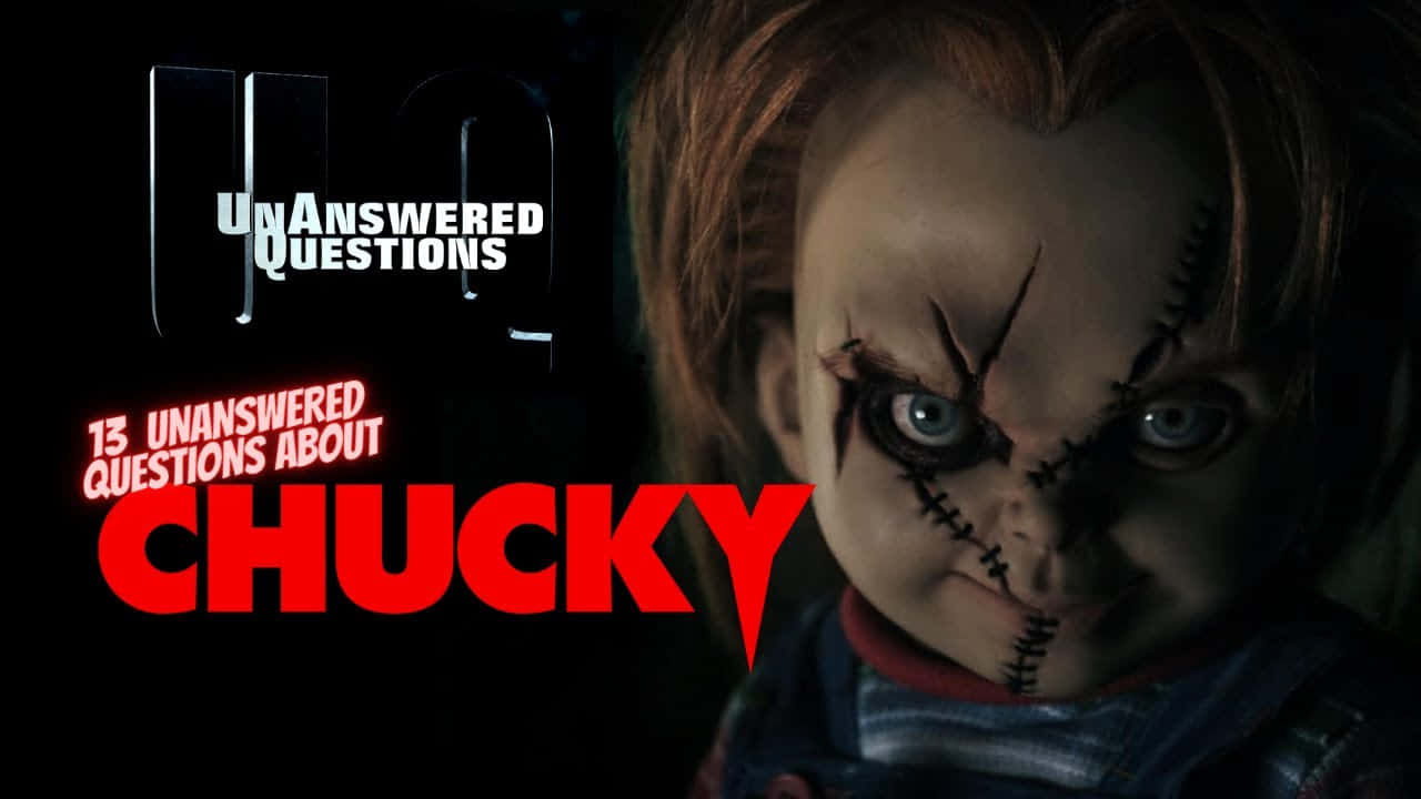 Chucky Doll 桌布 壁紙 — 恐怖娃娃Chucky的近距離特寫，縫合面孔和發光的眼睛，在黑暗背景上帶有紅色文字。