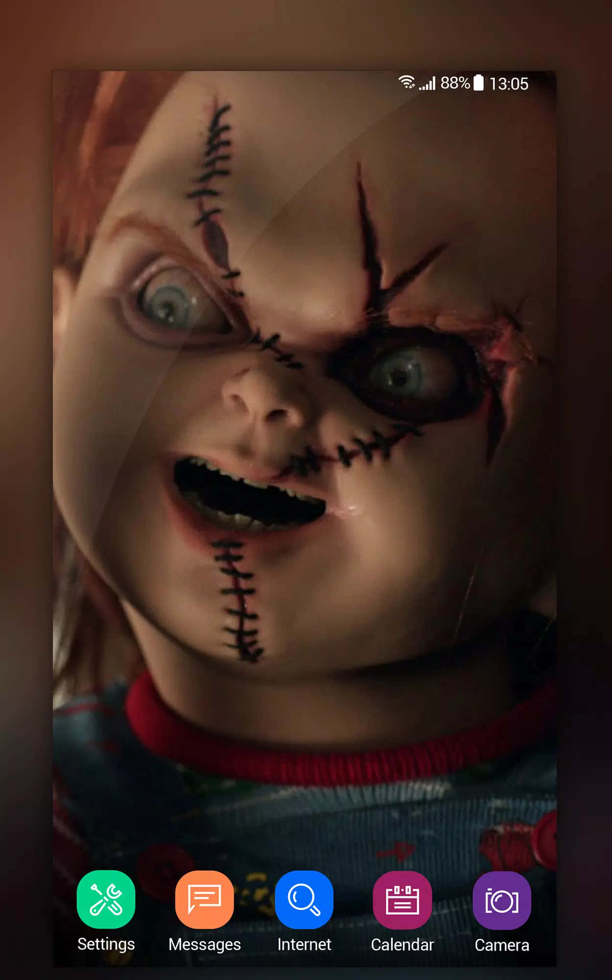 Chucky Doll 桌布 壁紙 — 恐怖娃娃的特寫，帶有縫合疤痕和大眼睛，戴著紅色項圈。