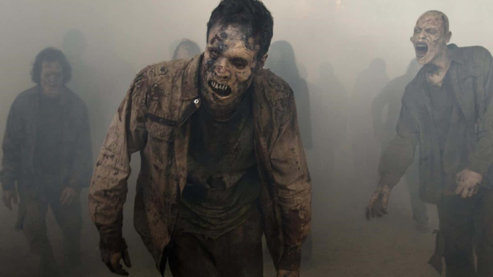 walking dead 桌布 壁紙 — 恐怖電影場景，怪誕的殭屍從荒蕪之地的濃霧中出現。