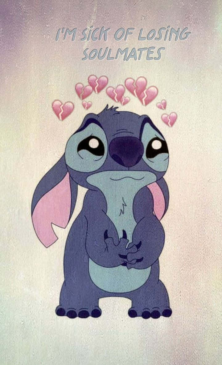 Sad Stitch 桌布 壁紙 — 悲傷的卡通外星人史迪奇在關於失去靈魂伴侶的文字下，被破碎的心包圍著擁抱自己。