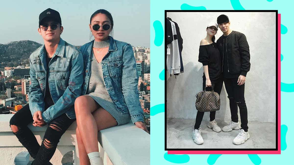 Matching Couple Profile 桌布 壁紙 — 情侶身穿牛仔外套和破洞牛仔褲，在俯瞰城市景觀的屋頂上擺姿勢，旁邊放著他們穿著黑色服裝、拿著設計師手袋的裱框照片。