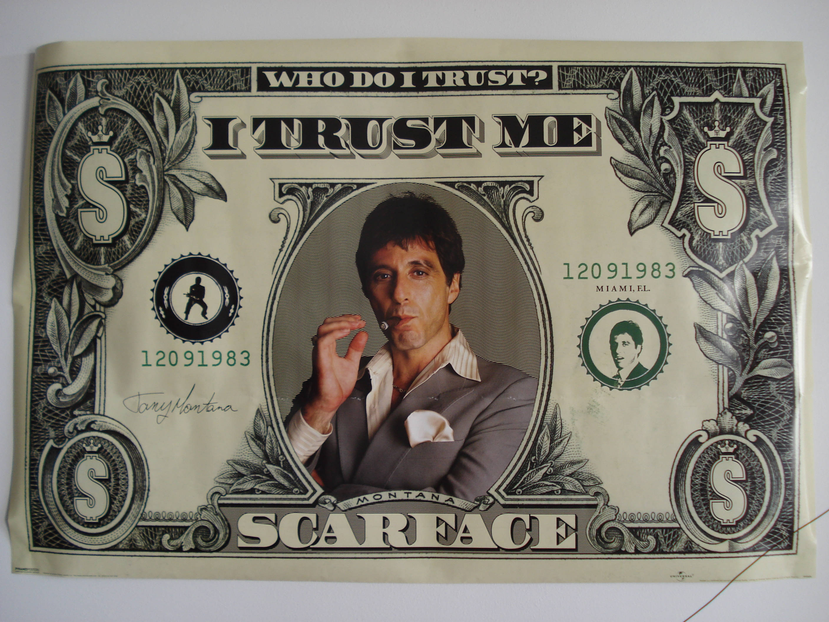 Al Pacino Scarface 桌布 壁紙 — 惡搞美元鈔票， featuring Tony Montana 抽雪茄，帶有 'I TRUST ME' 文字和 'Scarface' 品牌。