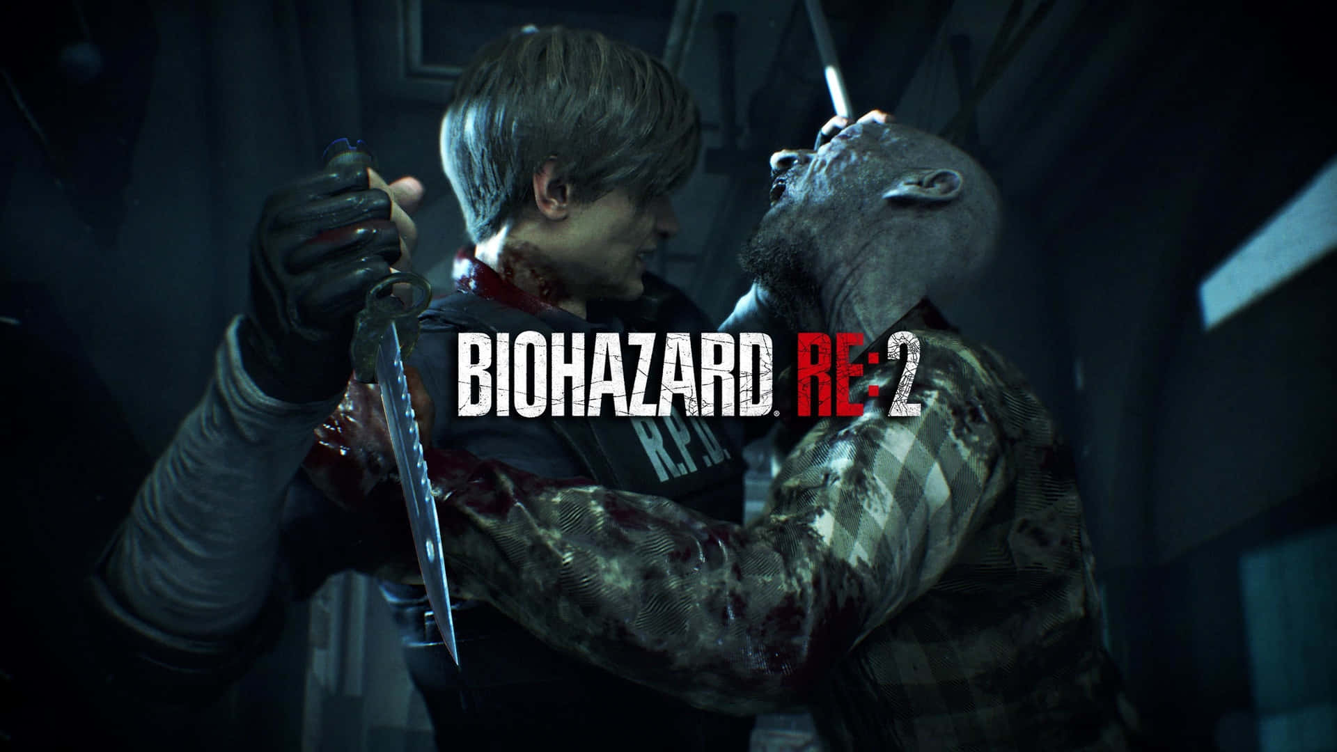 電玩遊戲 桌布 壁紙 — 《惡靈古堡 RE2》中緊張的近戰場景顯示一個角色在昏暗的工業環境中揮舞著刀對抗一個怪誕的殭屍。
