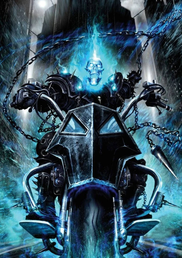 鬼 Rider 桌布 壁紙 — 惡靈騎士騎著一輛燃燒的骷髏摩托車，穿過暴風雨中的城市峽谷，帶著鎖鏈和藍色能量。