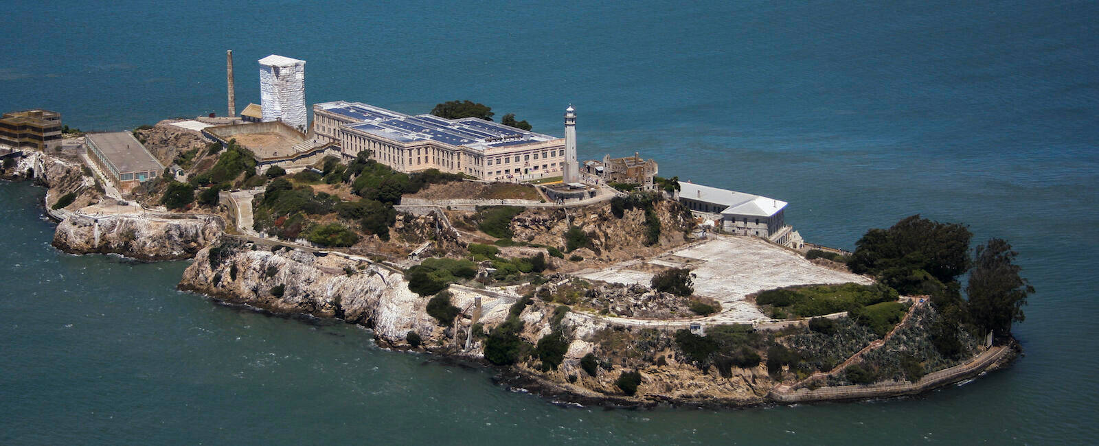 筆電 桌布 壁紙 — 惡魔島的鳥瞰圖，其歷史監獄建築被深藍色海水包圍。