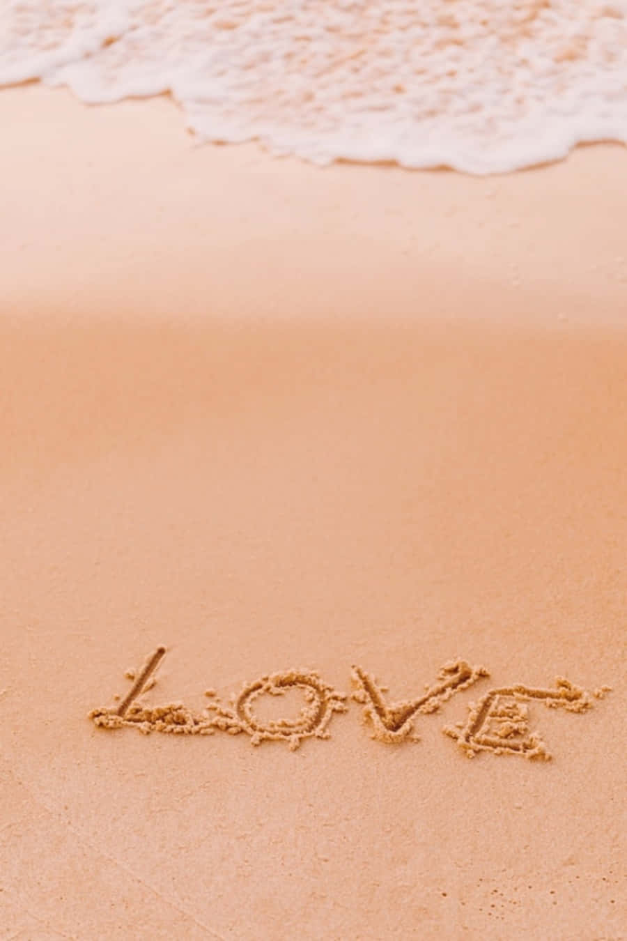 sand 桌布 壁紙 — 「愛」這個字寫在濕沙上，溫柔的海浪在岸邊翻滾。