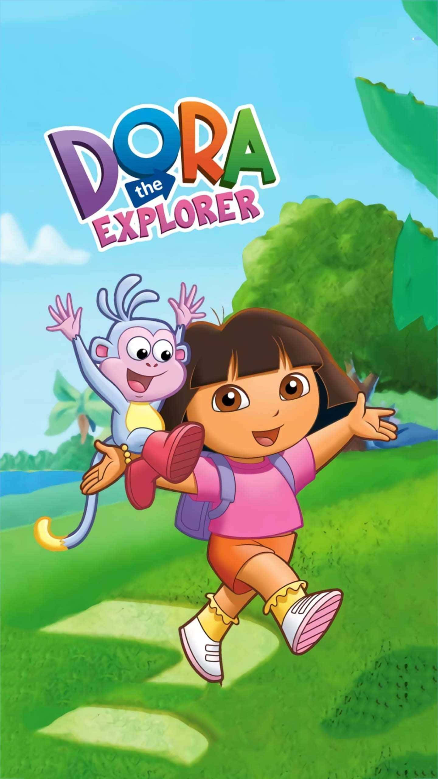 Dora 桌布 壁紙 — 愛探險的Dora和她的猴子朋友Boots在晴朗的藍天下，開心地跑過一片翠綠的叢林景色。