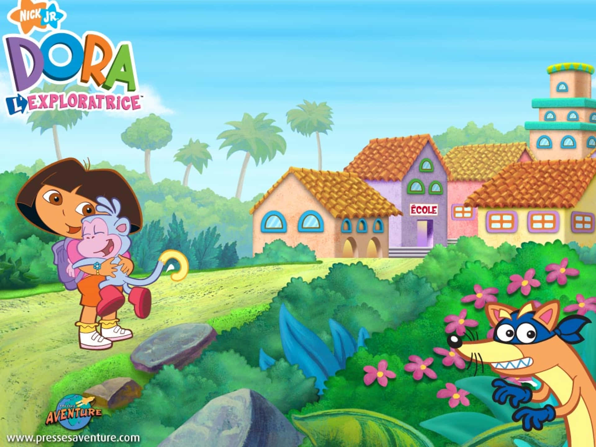 Funny Dora 桌布 壁紙 — 愛探險的Dora在充滿活力的叢林村莊中擁抱Boots，村莊裡有色彩繽紛的房屋、棕櫚樹，還有一隻狡猾的狐狸從花叢中窺視。