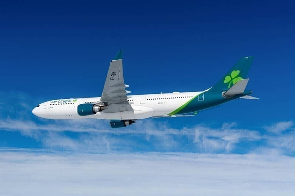 Blue Sky 桌布 壁紙 — 愛爾蘭航空的空中巴士A330在清澈的藍天中優雅地翱翔，飛越蓬鬆的白雲。