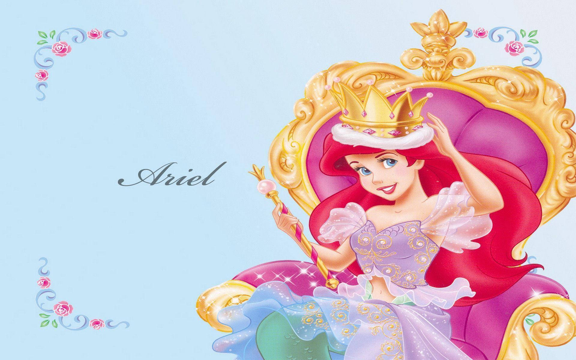 The Little Mermaid 桌布 壁紙 — 愛麗兒公主端莊地坐在金色王座上，戴著皇冠，手持權杖，背景是柔和的藍色，角落有花卉裝飾。