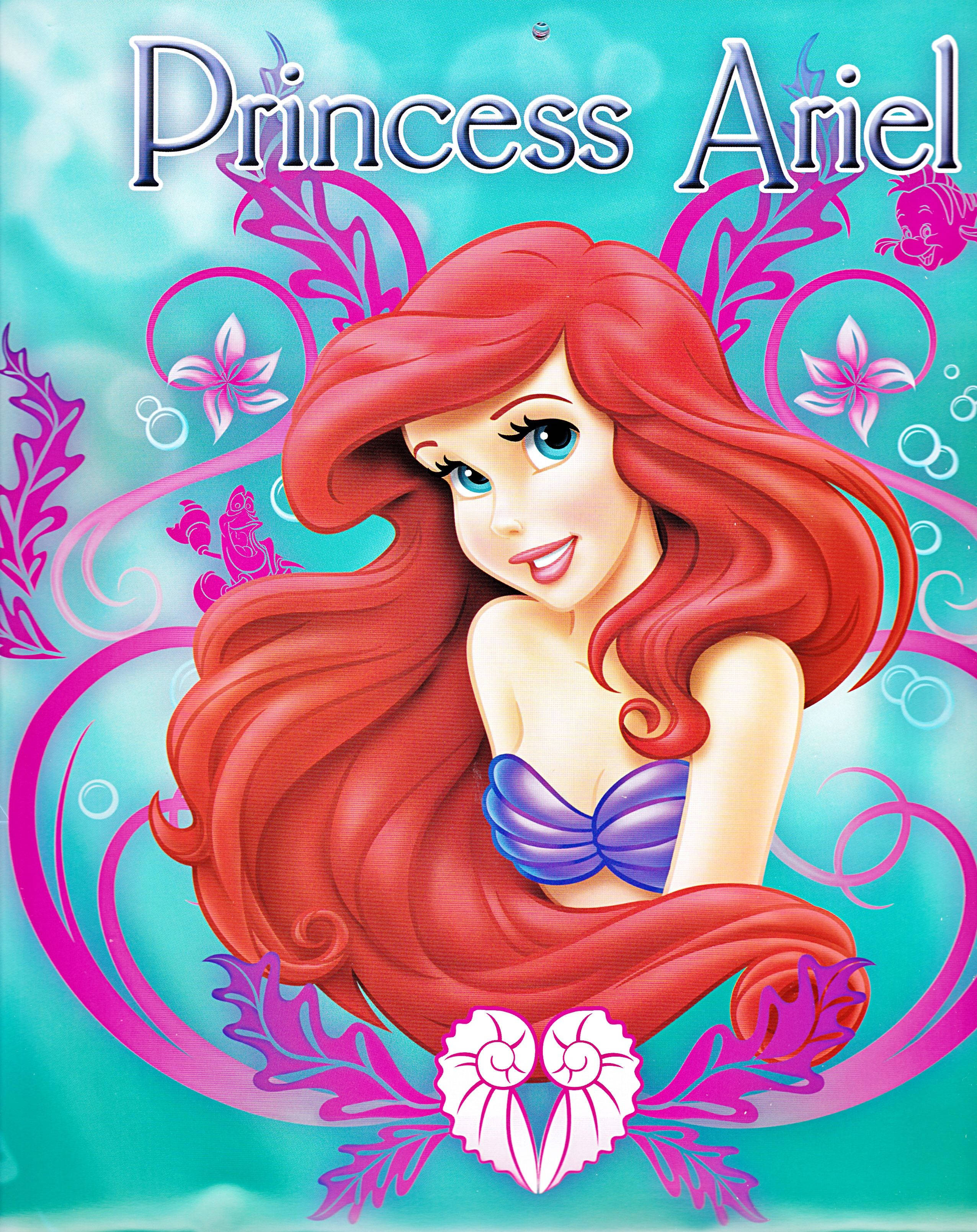 The Little Mermaid 桌布 壁紙 — 愛麗兒公主飄逸紅髮，身穿紫色貝殼上衣，在藍綠色海洋背景中微笑，周圍有粉紅色漩渦和氣泡。