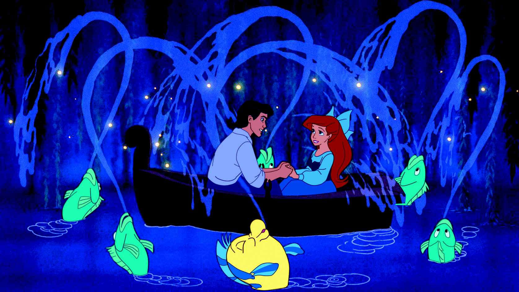 little mermaid 桌布 壁紙 — 愛麗兒和艾瑞克在發光的藍色心形瀑布下的小船上牽手，周圍是色彩繽紛的魚群。