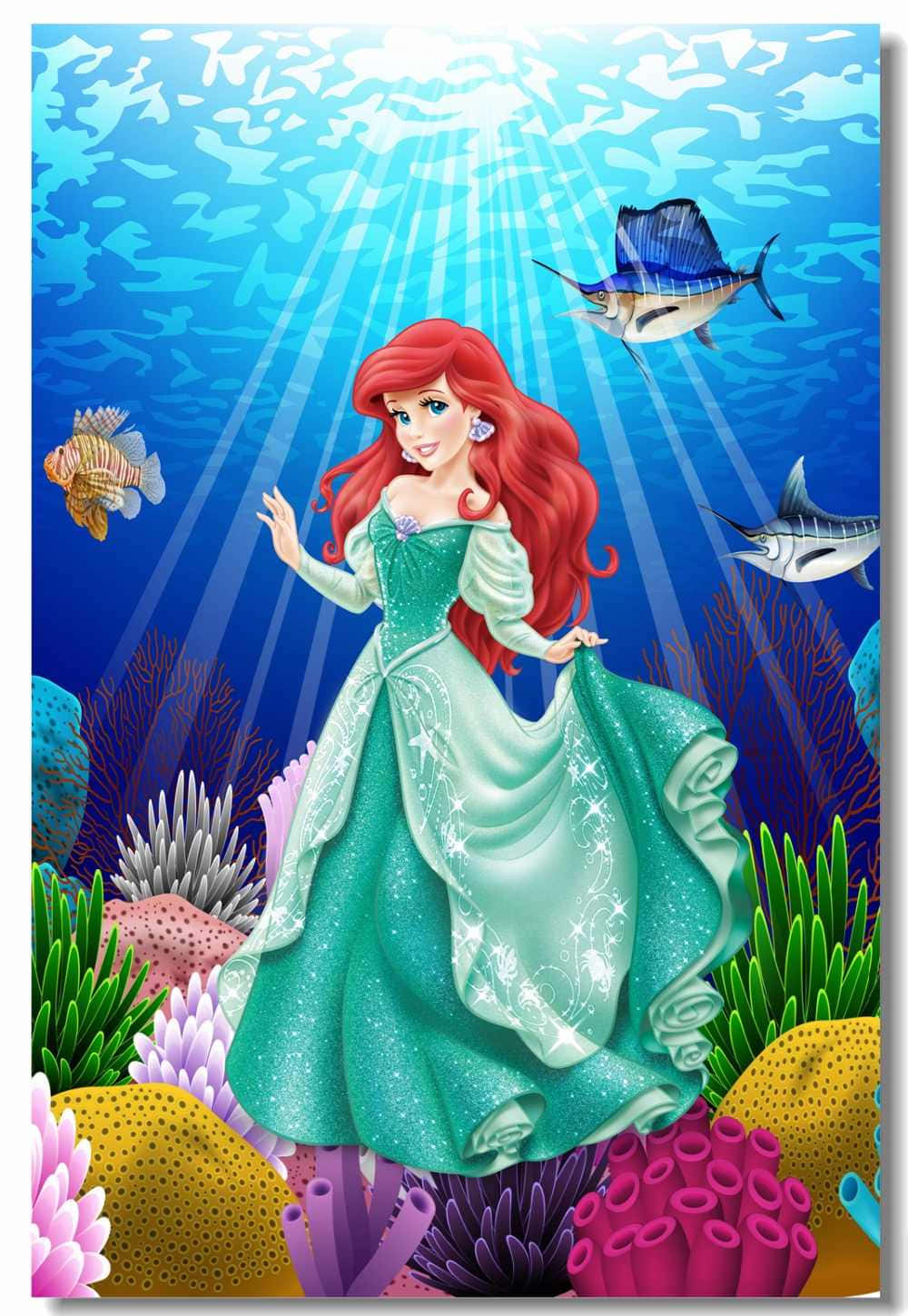 little mermaid 桌布 壁紙 — 愛麗兒身穿綠色禮服，在陽光照射的海浪下，優雅地在色彩繽紛的珊瑚和熱帶魚之間游動。