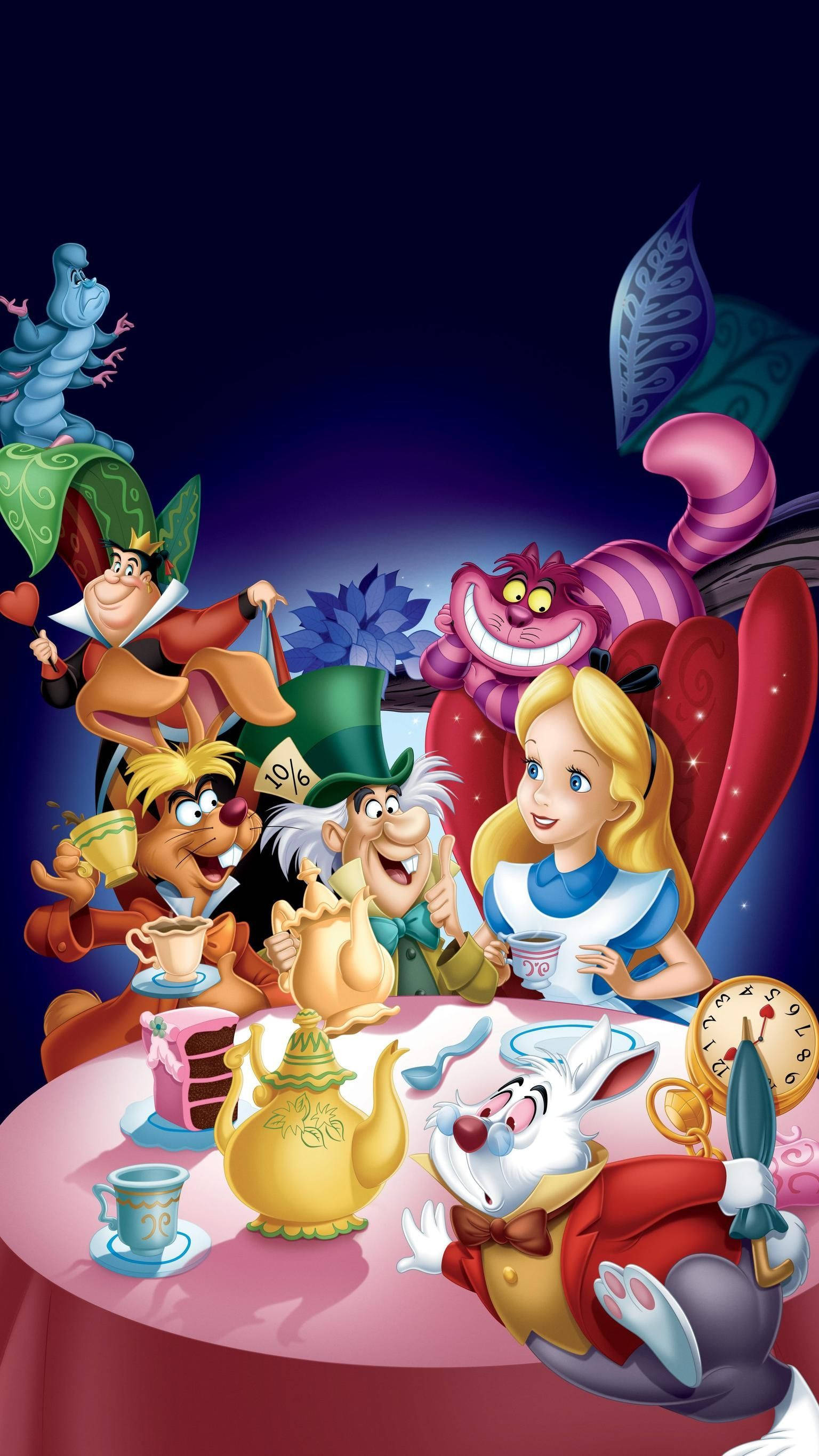 Alice In Wonderland Phone 桌布 壁紙 — 愛麗絲和古怪的角色聚集在一張超現實的茶桌旁，在黑暗的星空下，構成一個奇幻場景。