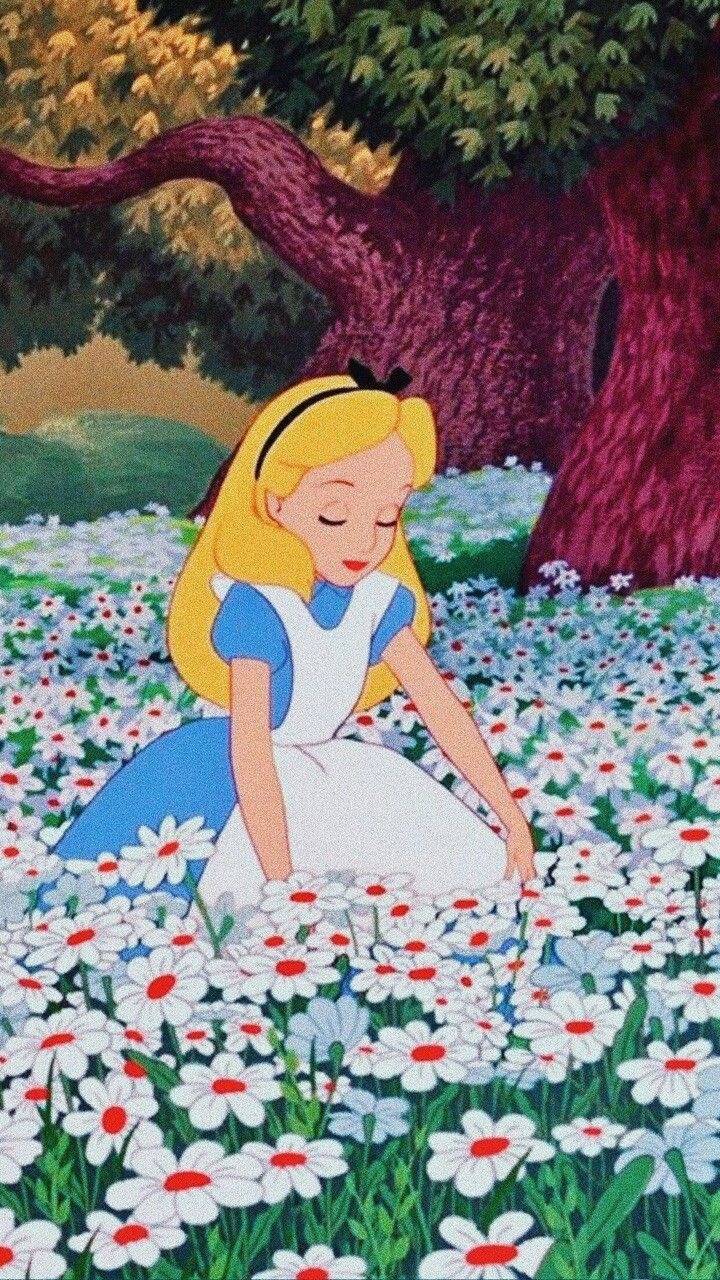 Alice In Wonderland Phone 桌布 壁紙 — 愛麗絲夢遊仙境在一棵大樹下，在一片白色雛菊（紅色花心）中輕輕跪下。