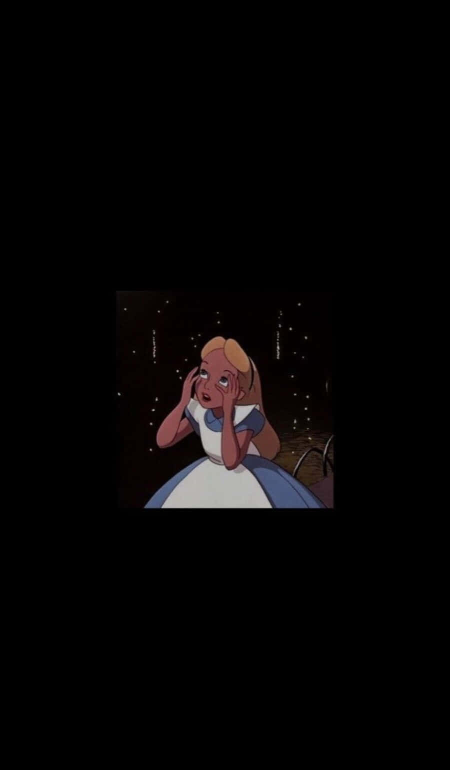 Vintage Cartoon Aesthetic 桌布 壁紙 — 愛麗絲夢遊仙境在黑暗背景下，震驚地抓著頭，周圍有發光的粒子。