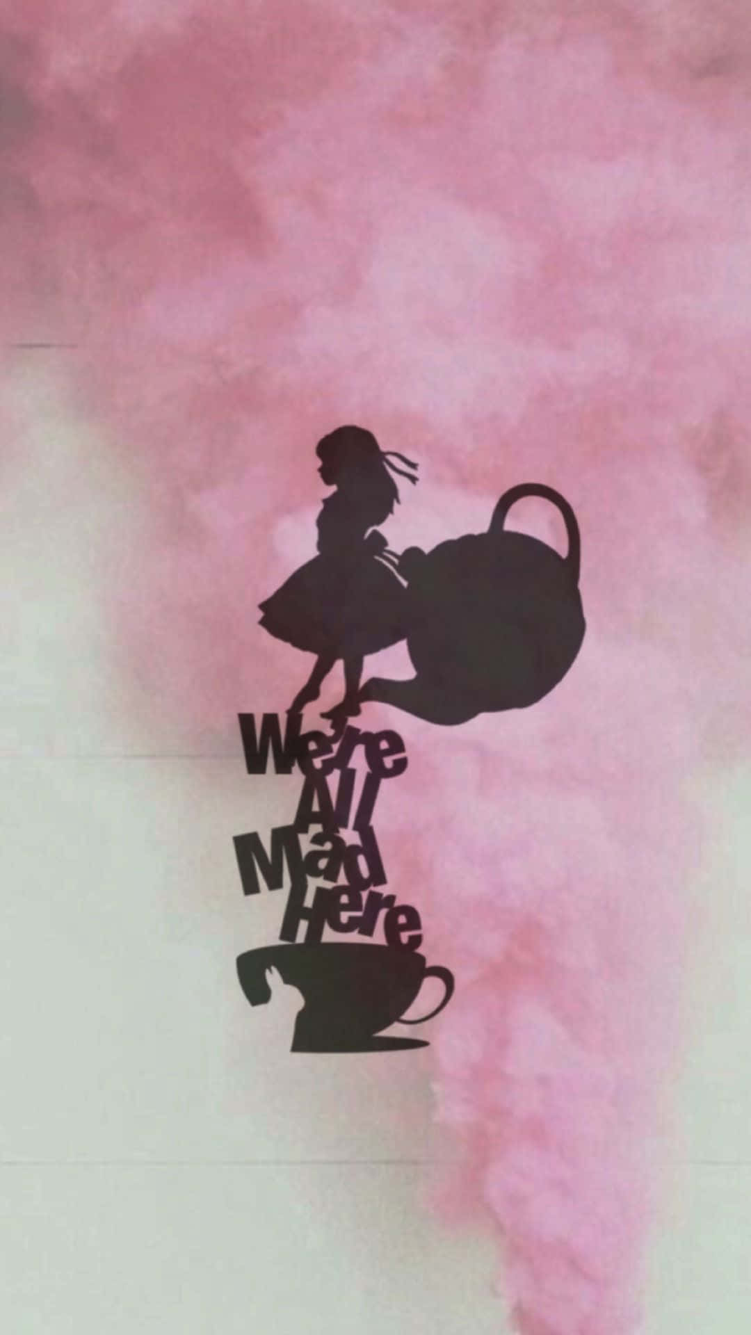 Alice Wonderland Aesthetic 桌布 壁紙 — 愛麗絲夢遊仙境的剪影，手持茶壺，文字為「我們都在這裡瘋了」，背景為柔和的粉紅色煙霧。