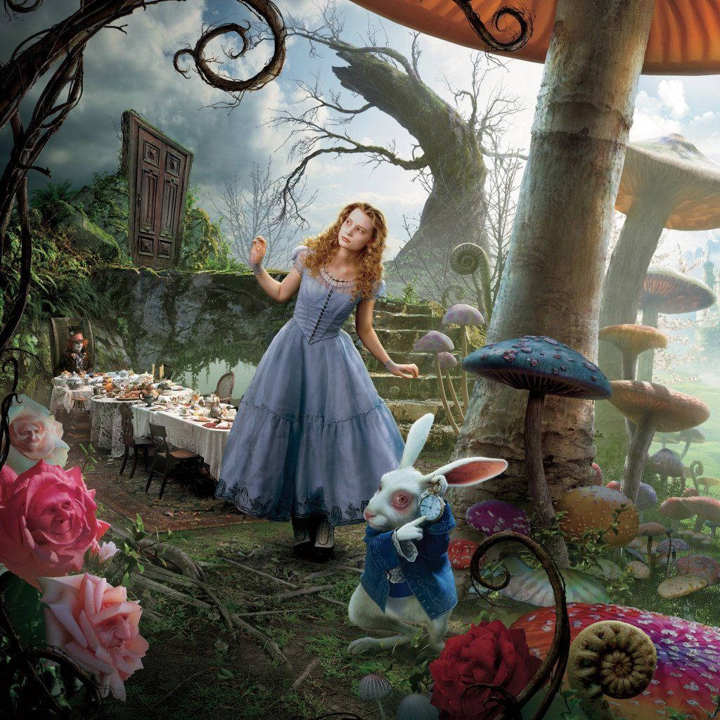 wonderland 桌布 壁紙 — 愛麗絲夢遊仙境站在一隻白兔旁邊，在一個超現實的花園裡，有巨大的蘑菇和一扇漂浮的門。