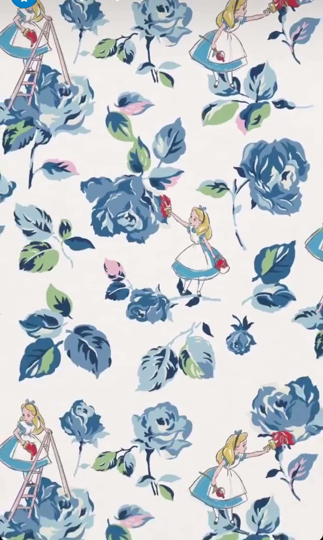 Alice Wonderland Aesthetic 桌布 壁紙 — 愛麗絲夢遊仙境角色在奶油色背景上的藍色花卉圖案中摘玫瑰。