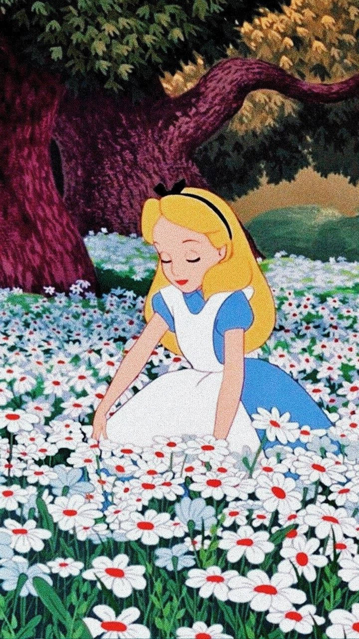 Alice In Wonderland Phone 桌布 壁紙 — 愛麗絲夢遊仙境跪在一片白色雛菊（紅色花心）的田野中，在一棵大樹下。