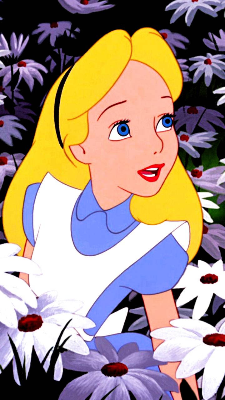 Alice In Wonderland Phone 桌布 壁紙 — 愛麗絲夢遊仙境透過一片白色雛菊田窺視，雛菊有紫色花瓣和紅色花心，背景為深色。