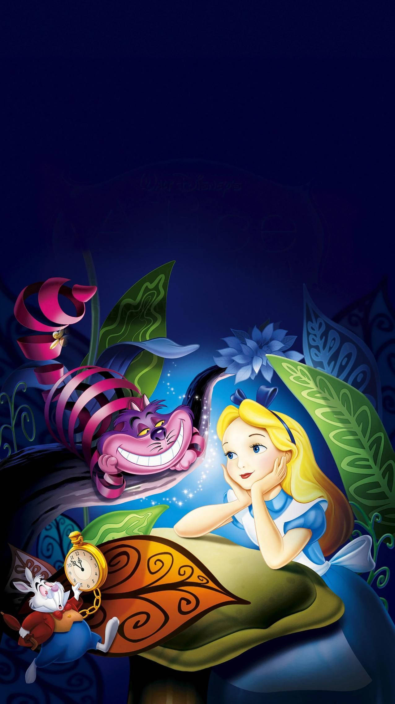 Alice In Wonderland Phone 桌布 壁紙 — 愛麗絲沉思地坐在柴郡貓和白兔旁邊，置身於一個奇特的深藍色仙境場景中。