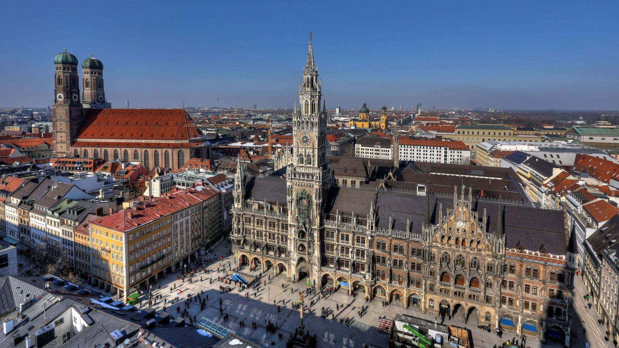 Munich 桌布 壁紙 — 慕尼黑瑪利亞廣場的鳥瞰圖，哥德式新市政廳和聖母教堂在晴朗的藍天下。
