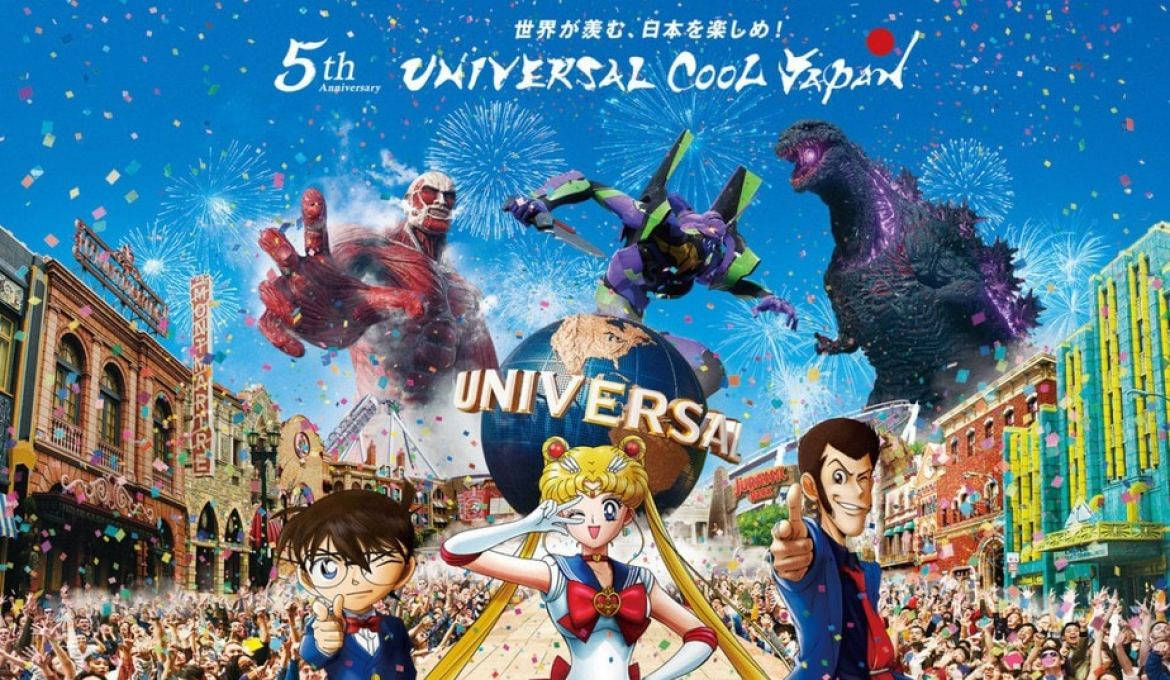 Universal 桌布 壁紙 — 慶祝的動漫角色和巨型怪物在充滿煙火和歡呼人群的熱鬧日本環球影城街道上空翱翔。