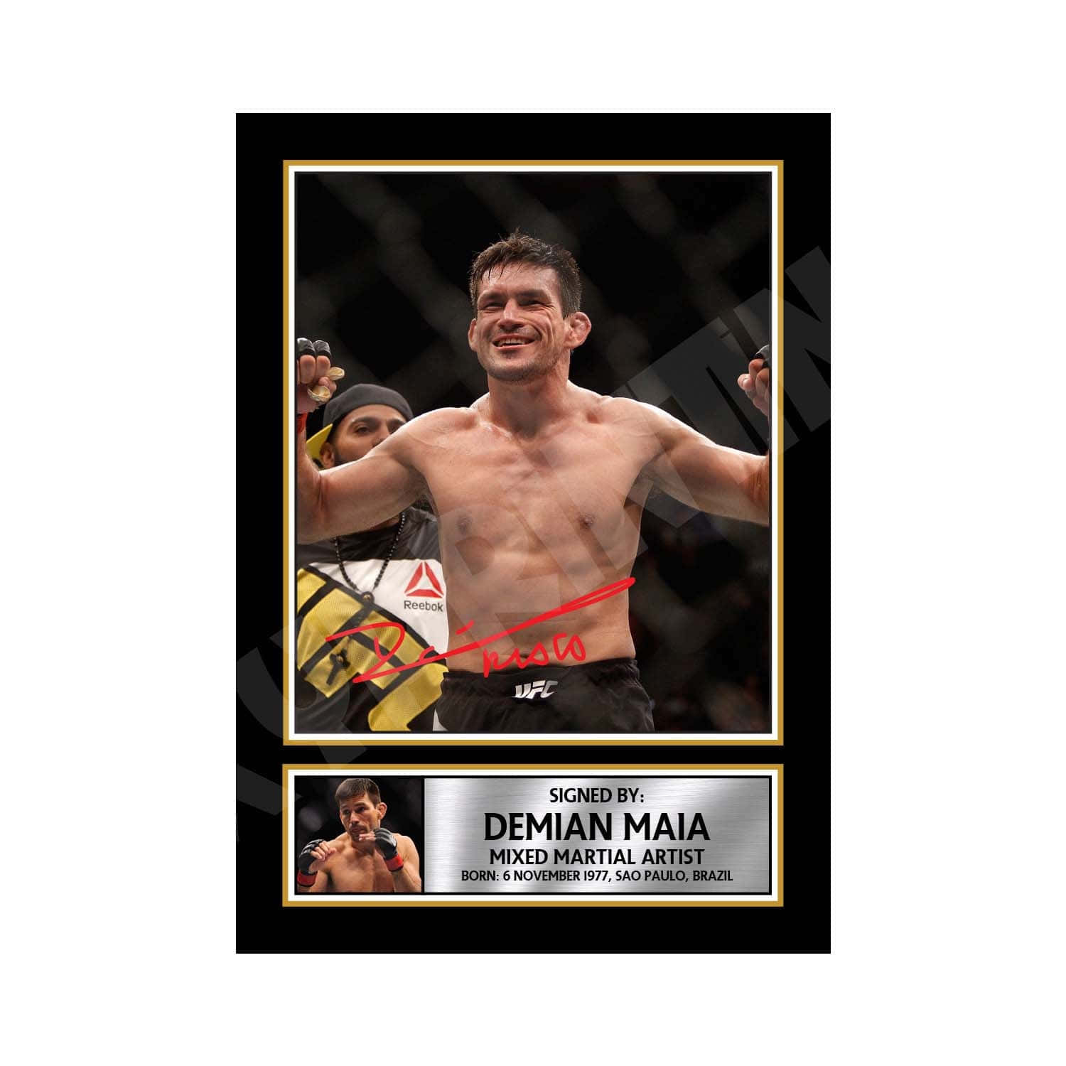 Champion 桌布 壁紙 — 慶祝綜合格鬥選手 Demian Maia 在 UFC 八角籠內以勝利姿態擺姿勢，身後有裁判。