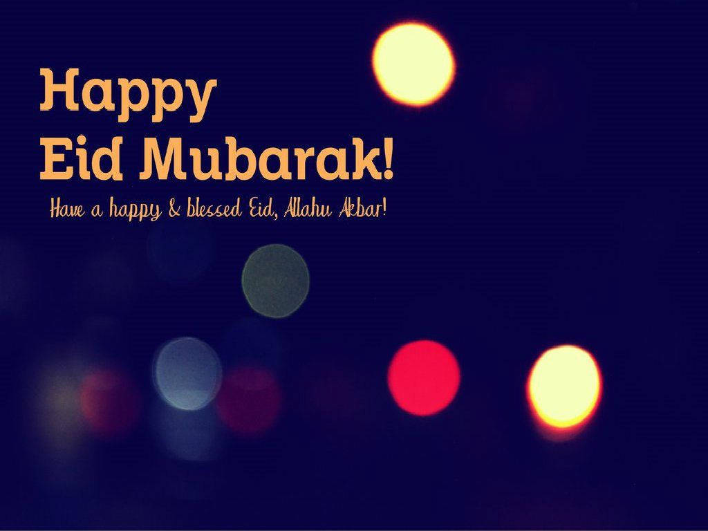 Eid Mubarak 桌布 壁紙 — 慶祝開齋節的金色文字在深藍色背景上閃耀，伴隨著色彩繽紛的散景燈光。