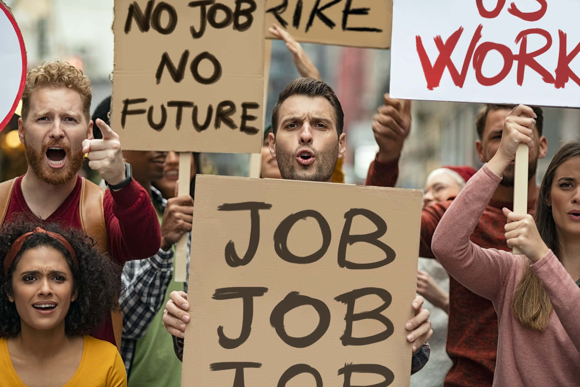 Unemployment 桌布 壁紙 — 憤怒的抗議者在街頭示威期間高呼口號，並舉著手工製作的標語牌，要求工作和未來。