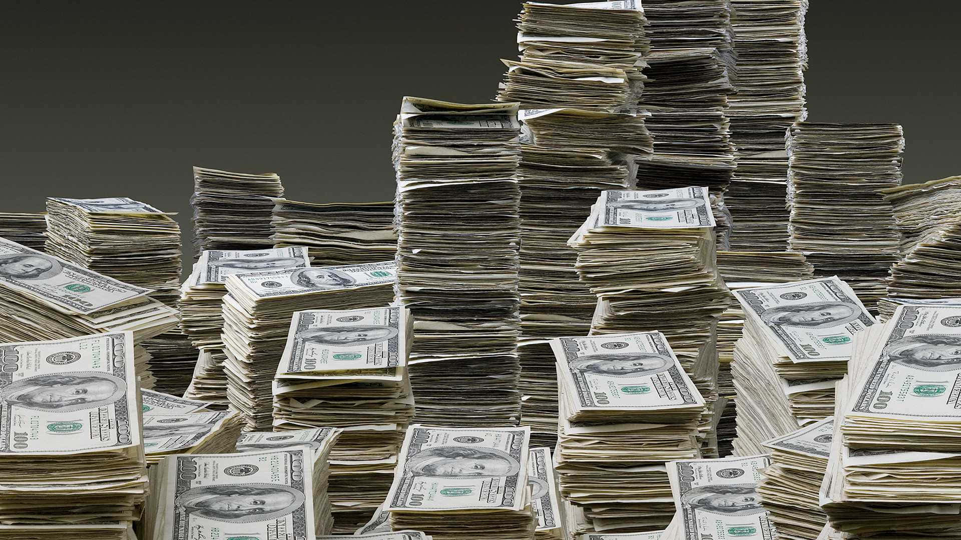 金錢 桌布 壁紙 — 成堆的百元鈔票在深色漸變背景上形成混亂的堆積。