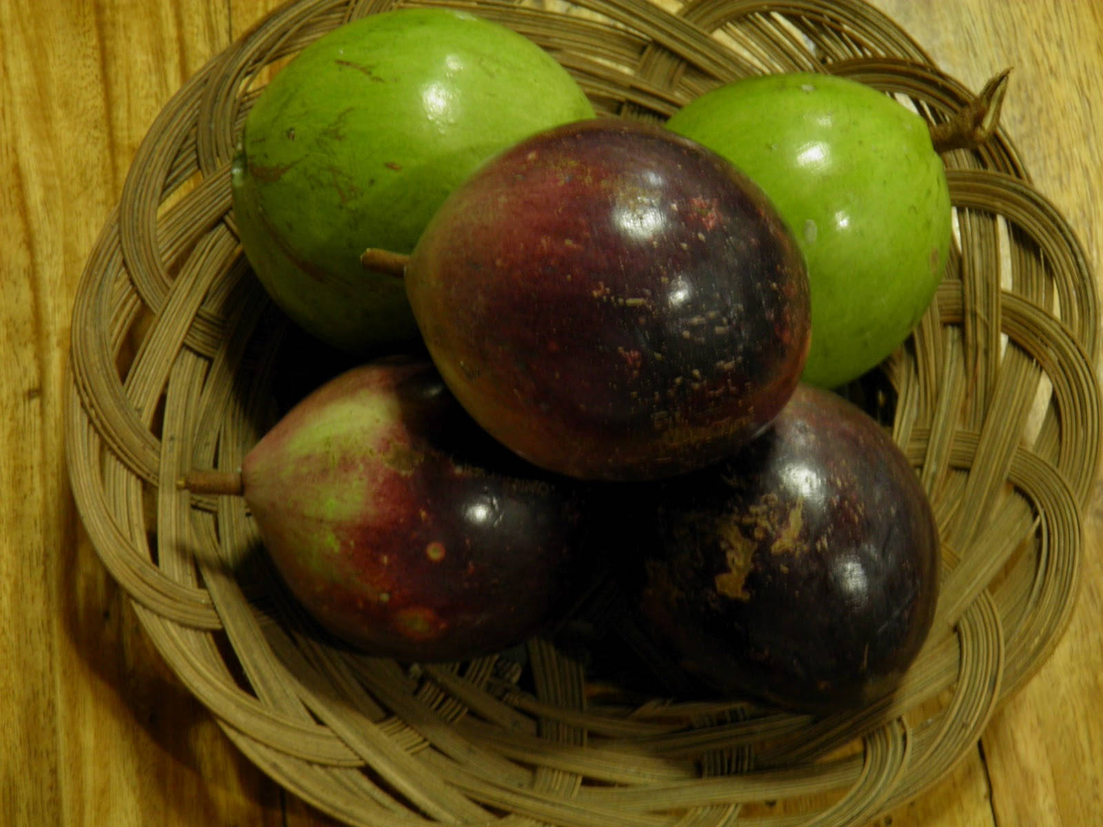 Fruit 桌布 壁紙 — 成熟和未成熟的百香果放在木質表面上的編織籃子裡。