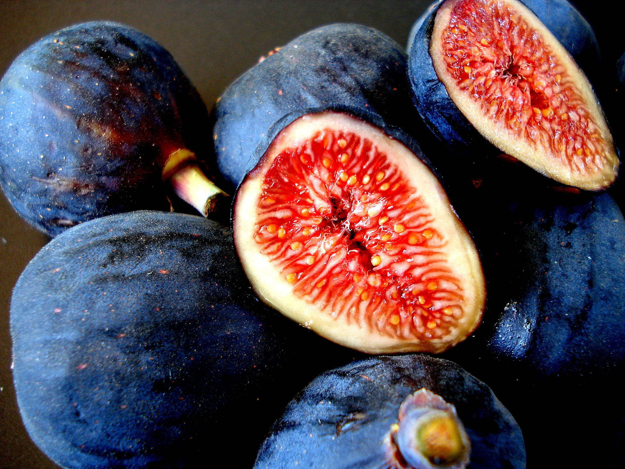 Fruits 桌布 壁紙 — 成熟深紫色無花果，帶有鮮紅色內部及金色種子，聚集在一起。