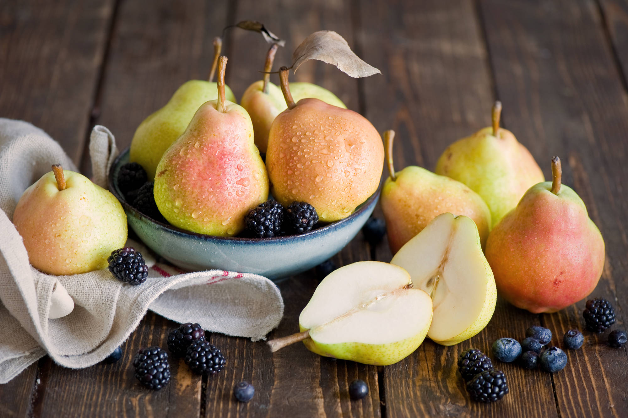 Fruit 桌布 壁紙 — 成熟的梨子和黑莓在亞麻布旁邊的質樸木桌上閃爍著露珠。