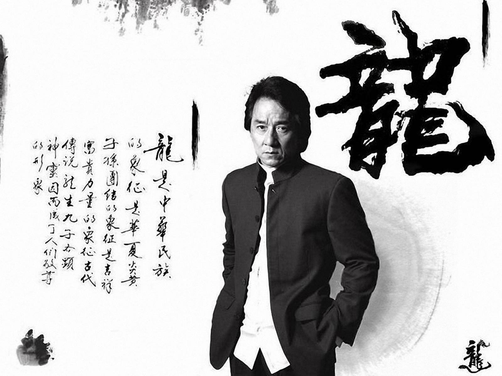 白色 桌布 壁紙 — 成龍自信地站在大膽的中國書法和傳統筆觸旁邊的黑白肖像。