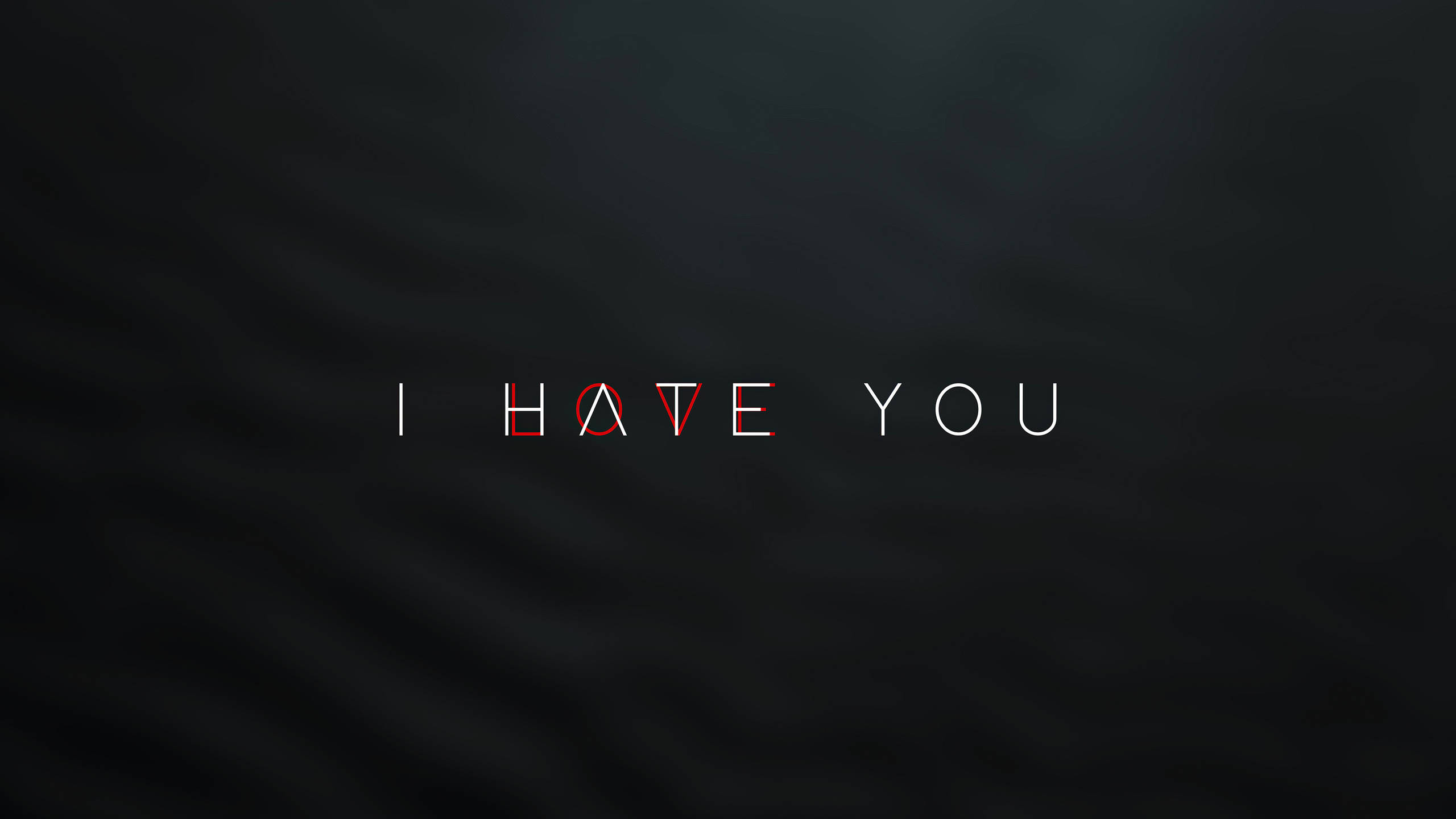 Hate Love 桌布 壁紙 — 「我恨你」這句短語在黑暗的漣漪水背景上以鮮明的白色和紅色字母發光。