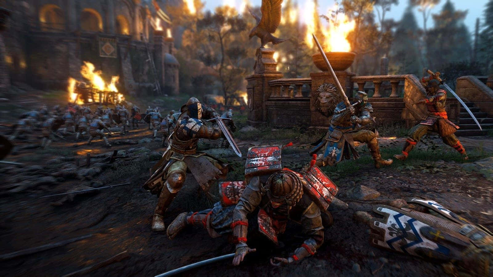 For Honor 桌布 壁紙 — 戰士們在昏暗天空下，於燃燒的中世紀戰場上交鋒，四周有焚燒的建築物和倒下的士兵。