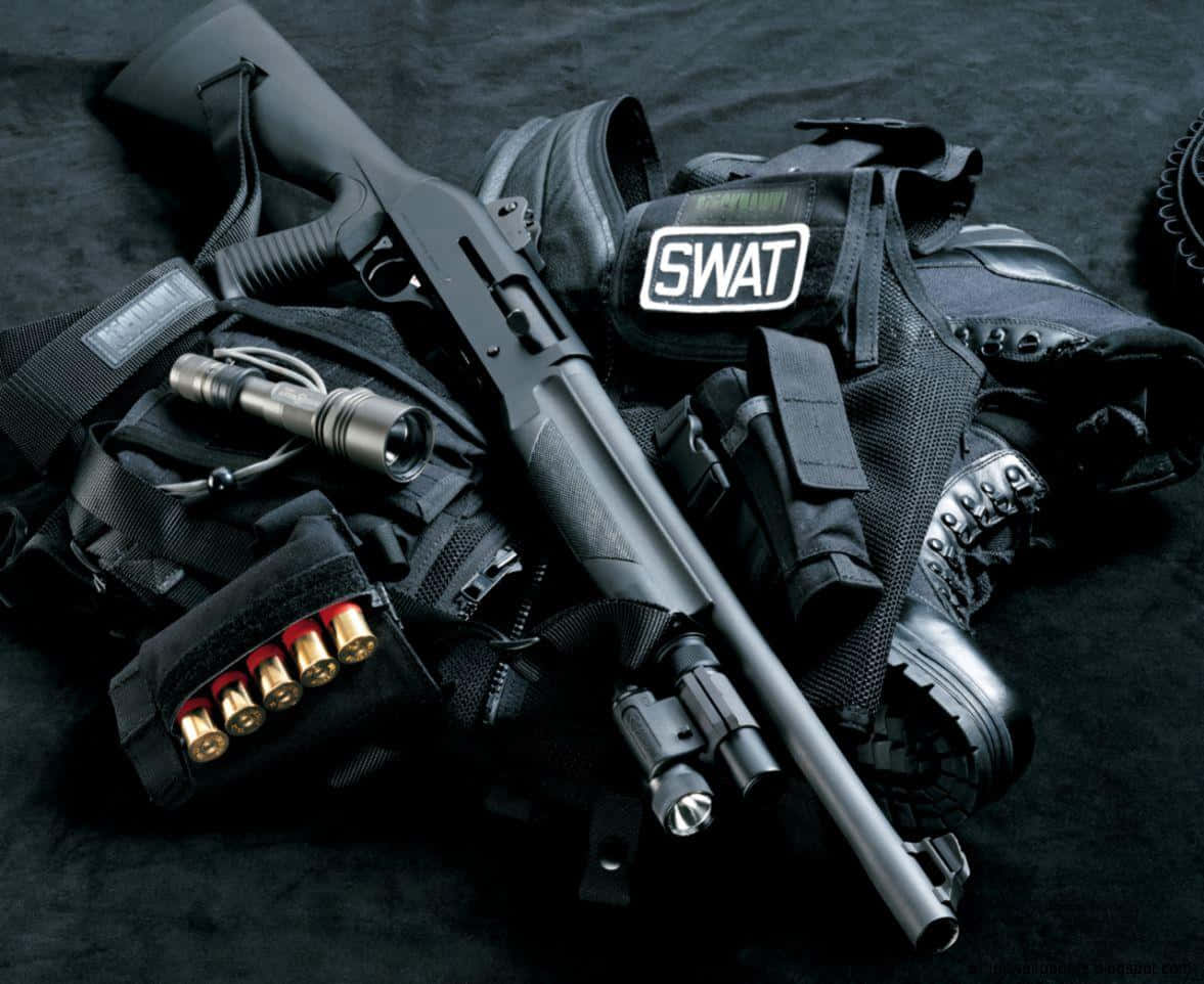 Swat 桌布 壁紙 — 戰術SWAT裝備設置，包括霰彈槍、手電筒、彈藥和靴子，排列在深色紋理表面上。