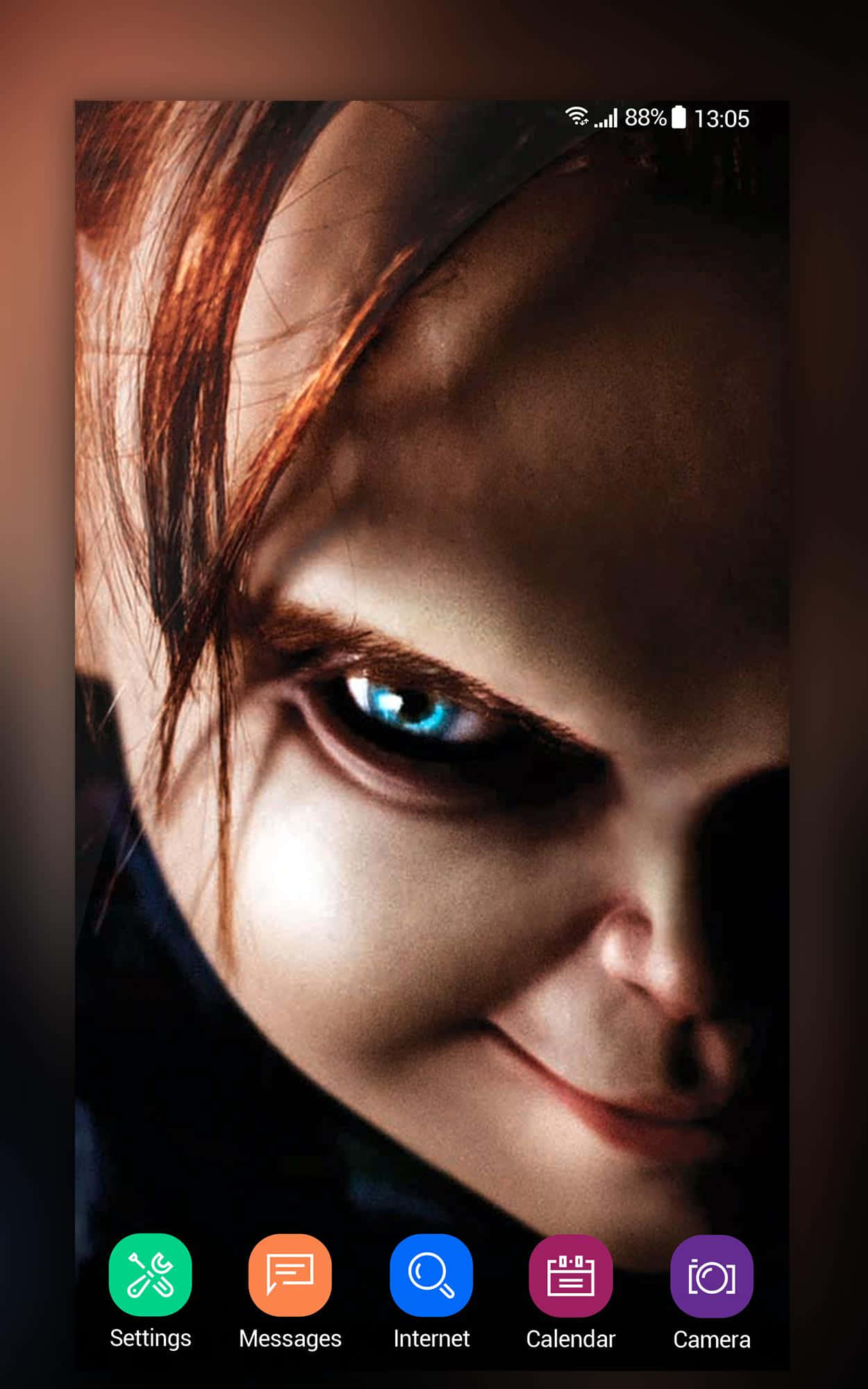 Chucky Doll 桌布 壁紙 — 戲劇性燈光下，一個擁有發光藍眼睛和邪惡微笑的娃娃特寫。