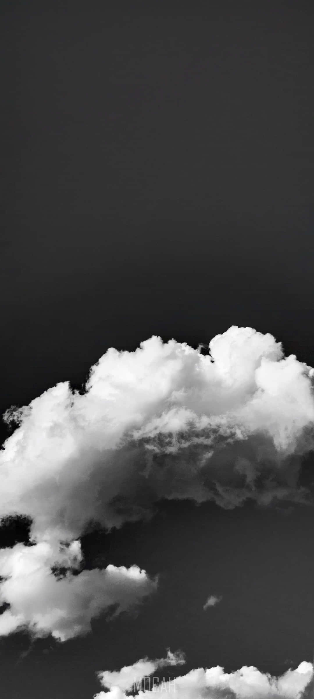 雲朵 桌布 壁紙 — 戲劇性的單色天空，豐盈的白雲與深暗灰色背景形成對比。
