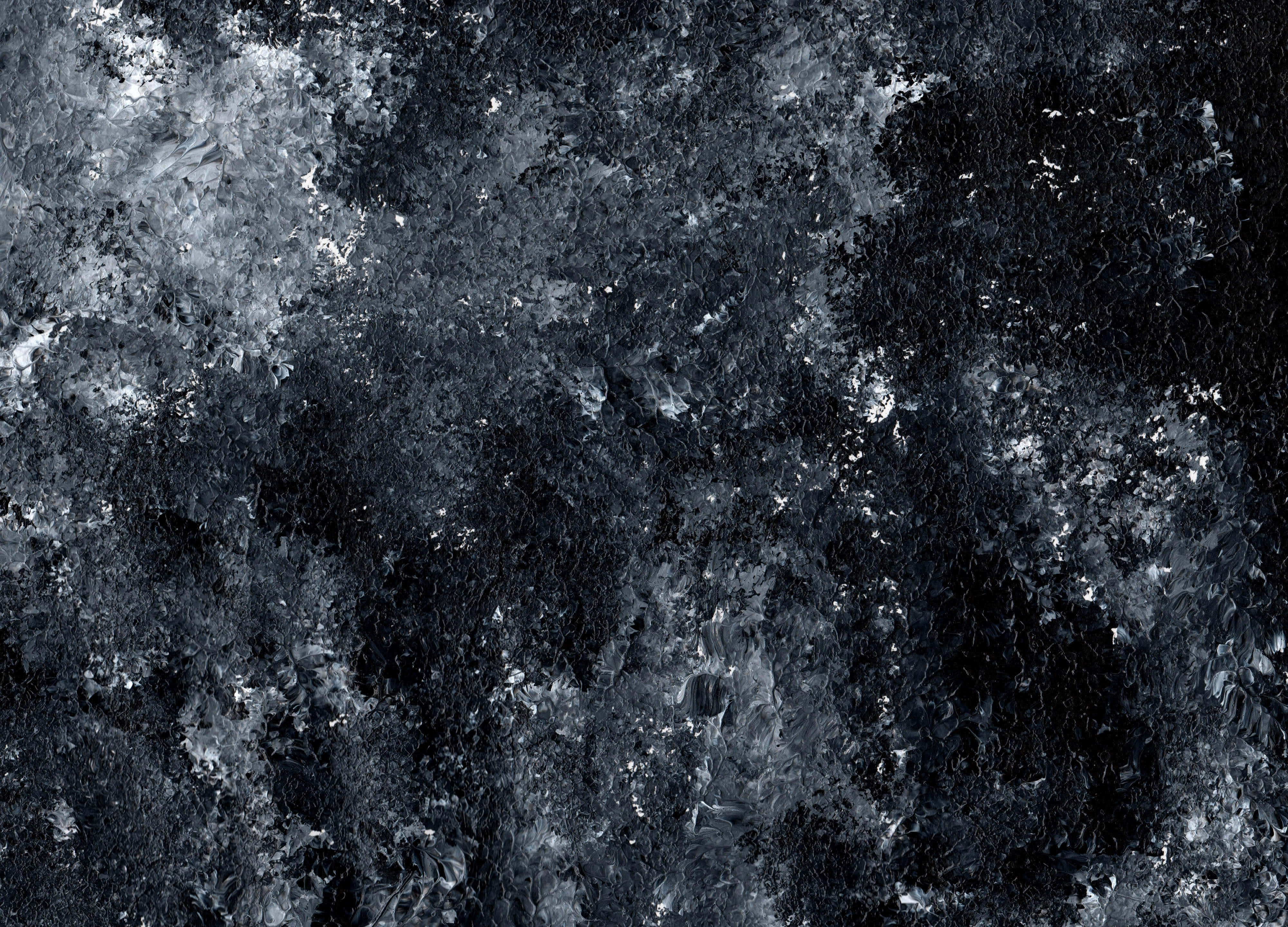 Black And White Texture 桌布 壁紙 — 戲劇性的單色抽象紋理，帶有旋轉的深灰色和鮮明的白色亮點，類似於冰凍圖案或宇宙塵埃。