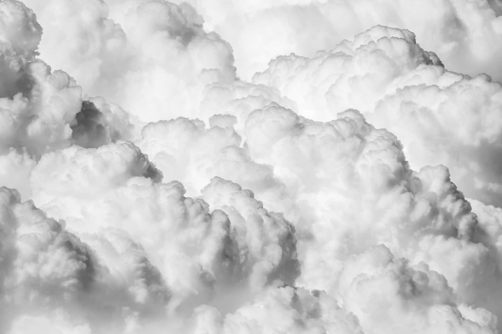 Black And White Sky 桌布 壁紙 — 戲劇性的單色特寫，呈現紋理豐富的積雲，帶有柔和漸變和深邃陰影。