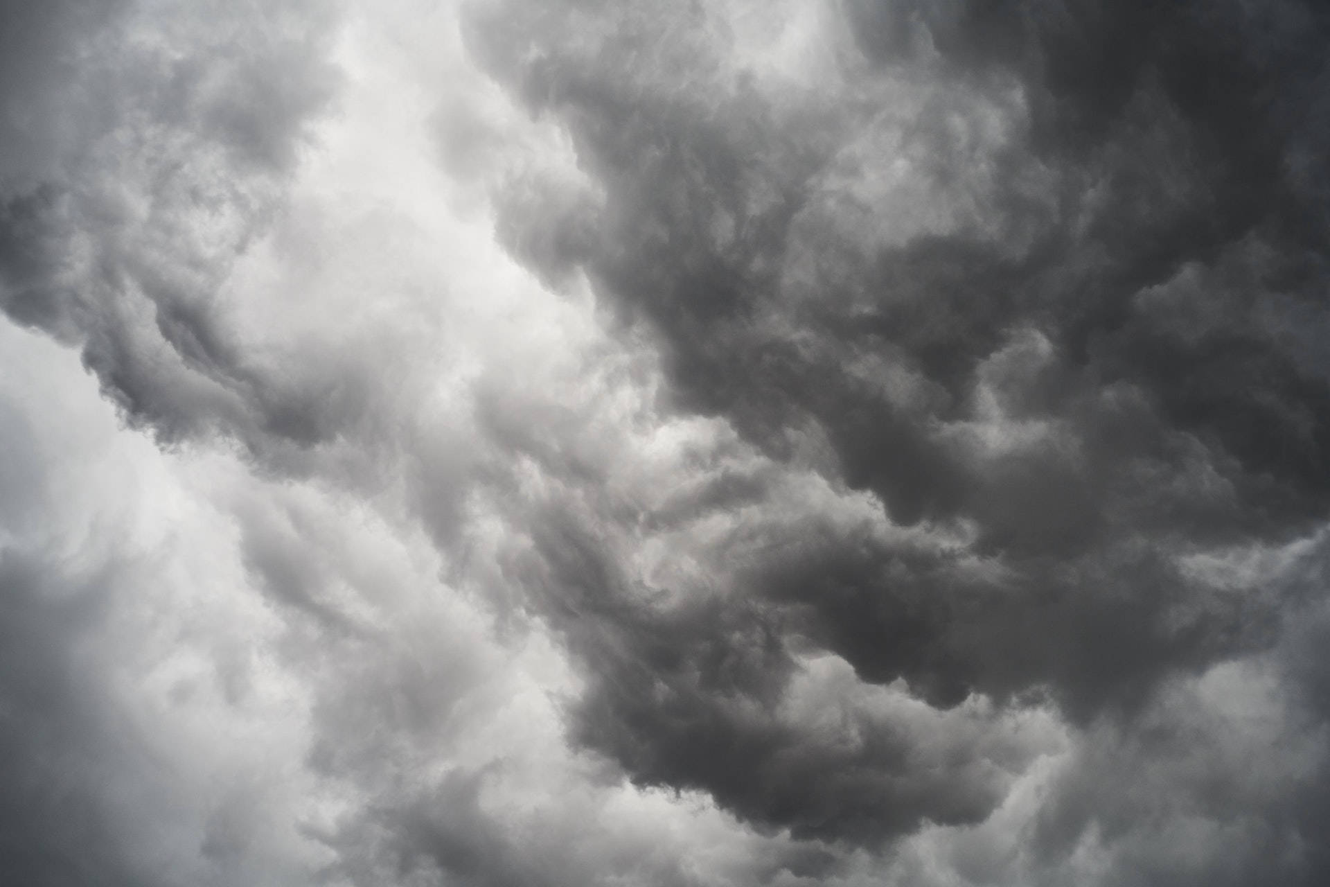 灰色美學動圖 桌布 壁紙 — 戲劇性的單色雲在暴風雨的天空中湍急地旋轉。