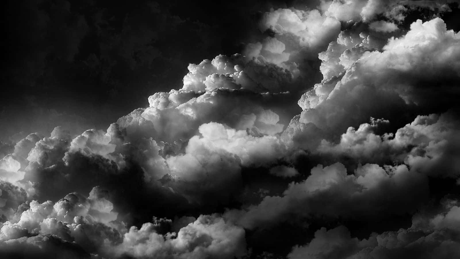 Black And White Cloud 桌布 壁紙 — 戲劇性的單色雲在深色陰影和明亮高光中旋轉，營造出陰鬱大氣的天空。