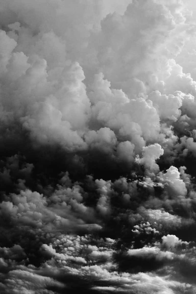 Black And White Sky 桌布 壁紙 — 戲劇性的單色雲層在密集的層中旋轉，明亮的高光和深邃的陰影之間形成鮮明對比。