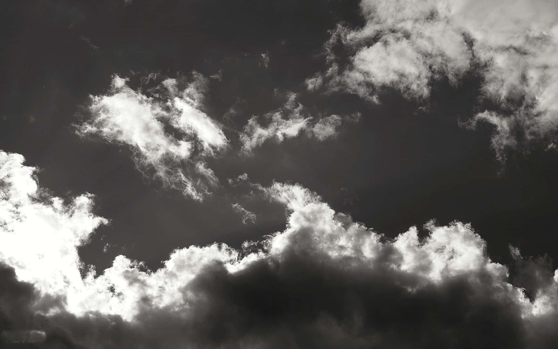 Black And White Cloud 桌布 壁紙 — 戲劇性的單色雲層在明亮的白色和深沉的陰影灰色之間形成強烈對比，翻騰旋轉。